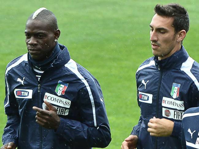 Mario Balotelli y Davide Astori, en un entrenamiento de Italia previo a la Eurocopa 2012.