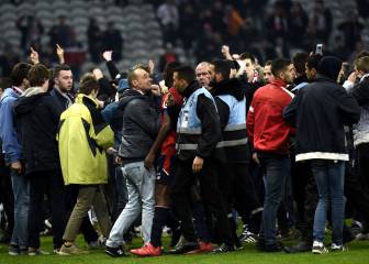 Los ultras del Lille invadieron el campo y se fueron a por los jugadores, todo en imágenes