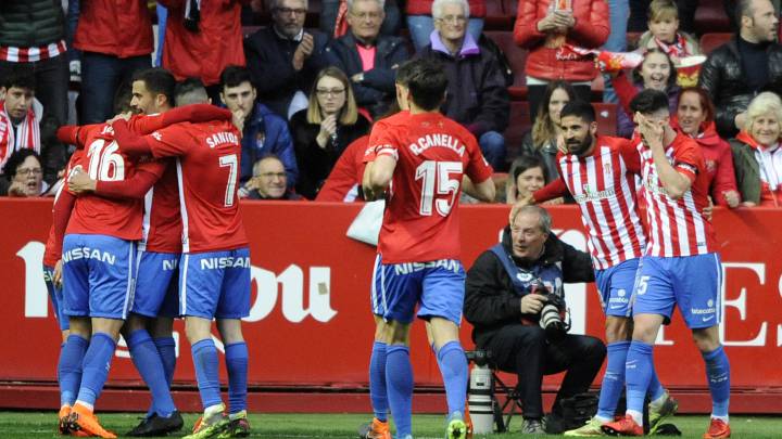 El Sporting celebra uno de los cuatro goles que anotó ante la Cultural en El Molinón