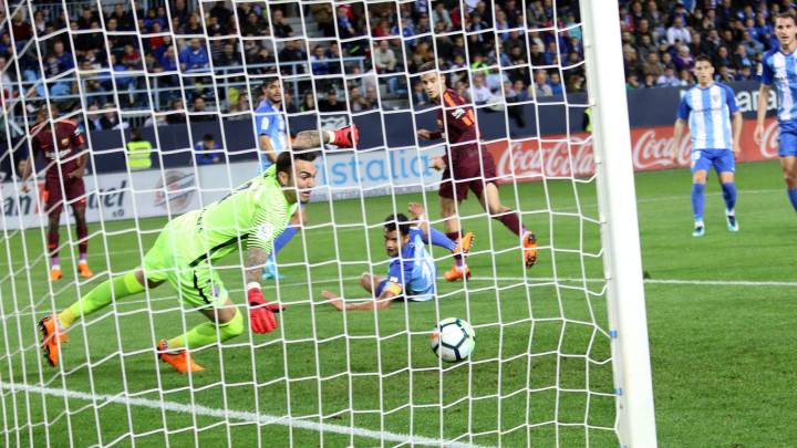 El guardameta del MÃ¡laga, Roberto, encajando un gol de tacÃ³n de Phillipe Coutinho (Barcelona).