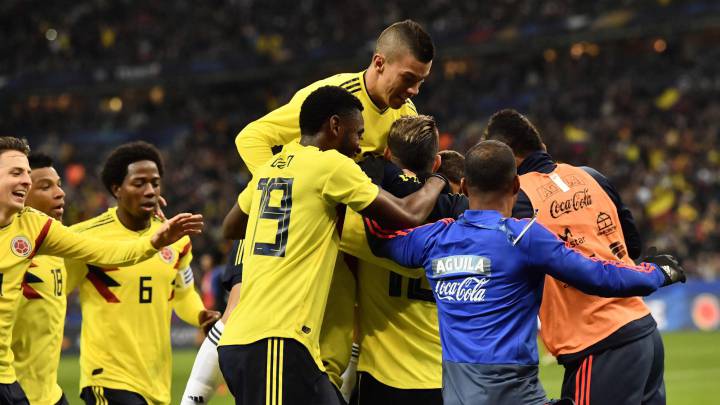 Colombia felicita a Quintero tras el 2-3 a Francia.