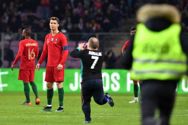 Samir Alic saltó al campo dibujando un corazón con sus manos y buscando a Cristiano Ronaldo (Portugal).