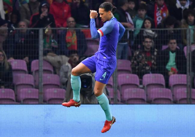 van Dijk celebra su gol a Portugal.