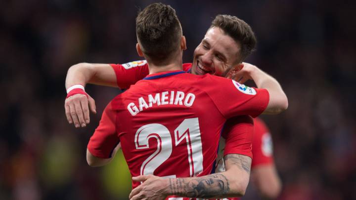 Saúl felicita a Gameiro por su gol al Depor, que supuso la victoria del Atlético. 