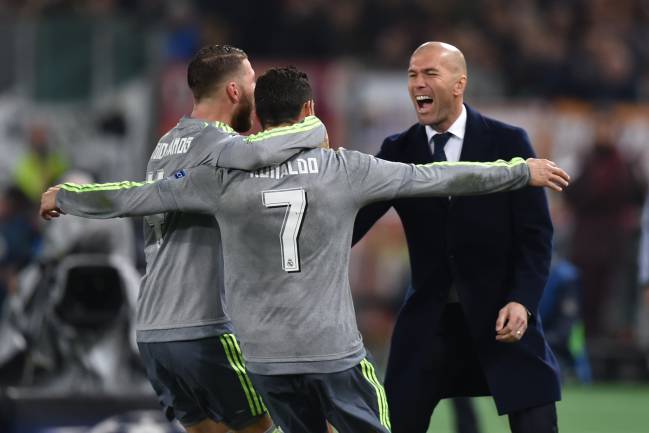 Ramos y Cristiano Ronaldo celebran con Zidane uno de los goles del Real Madrid en el Olímpico de Roma.