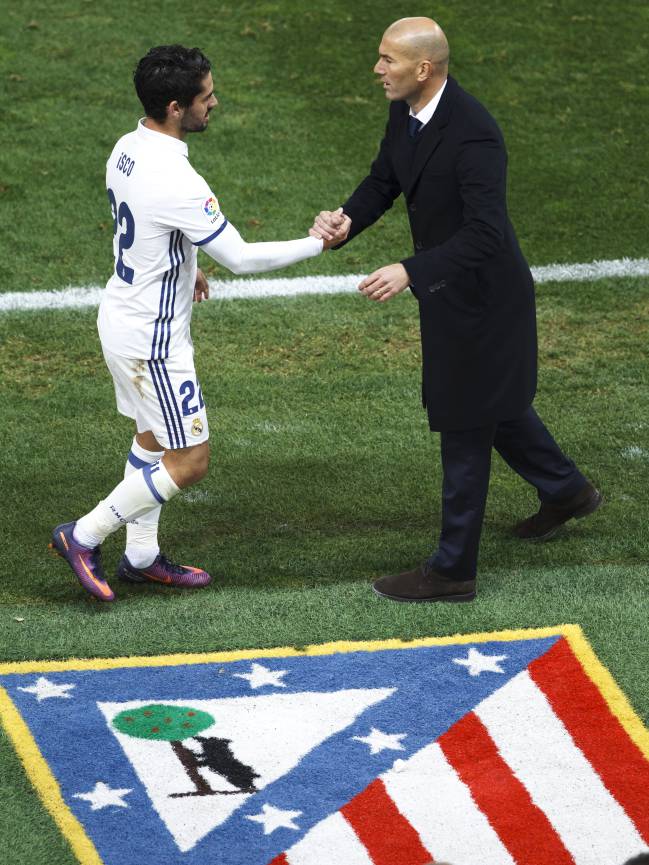 Zinedine Zidane saluda a Isco tras sustituir al malagueño en el Atlético-Real Madrid de la Liga 2016-2017.