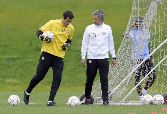 Julio César y Mourinho en un entrenamiento del Inter de Milán en mayo de 2010, días antes de la final de la Champions. [아스] 세자르 키퍼 : 무리뉴가 그러는데 내가 한 팔로 막아도 카시야스 보다 낫대