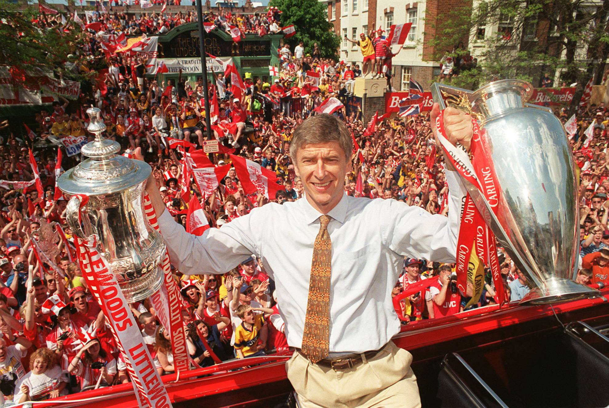 Arsene Wenger, con la Premier y la FA Cup conquistadas para el Arsenal en la temporada 1997-1998, el primero de sus dos dobletes.