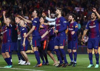 Barcelona give themselves a guard of honour after Clásico