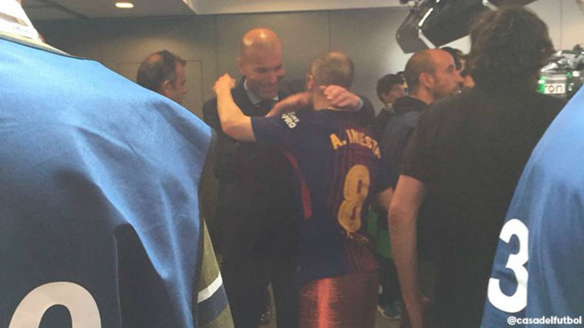 Zidane, caballero: esperÃ³ a Iniesta al final en el tÃºnel para abrazarle
