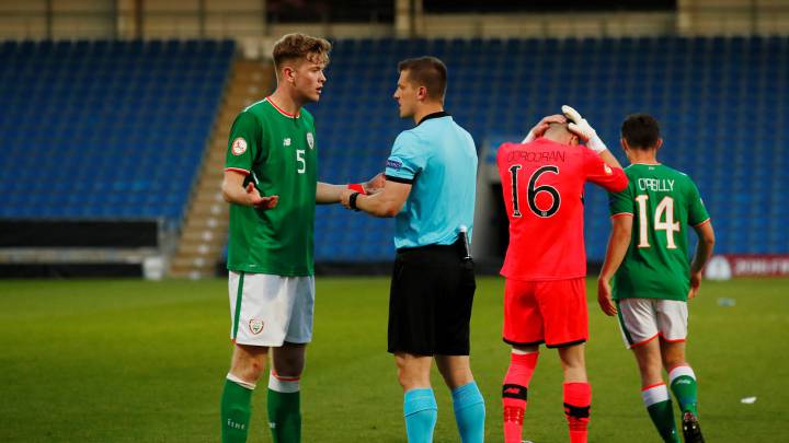 El capitán de Irlanda, Nathan Collins, protesta al árbitro la expulsión de Corcoran en la tanda de penaltis del partido contra Holanda de cuartos de final del Europeo Sub-17.