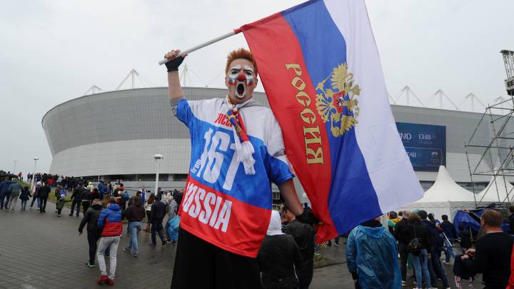 Un aficionado ruso junto a un estadio mundialista.