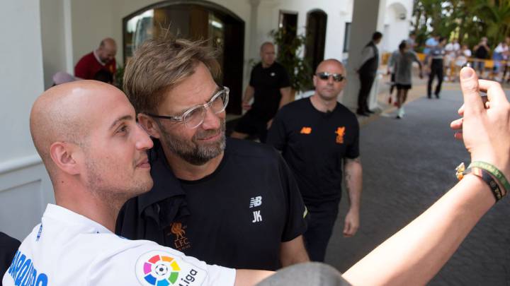  El entrenador Jürgen Klopp del Liverpool inglés se fotografía con aficionados. 