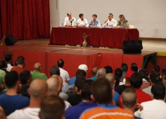 Rúben Semedo attends a talk by Marcelino and Parejo in prison