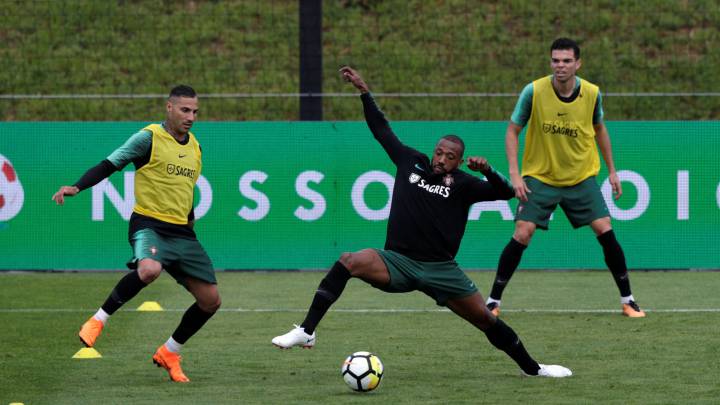 Quaresma toca el balón observado por Pepe durante un entrenamiento de Portugal.