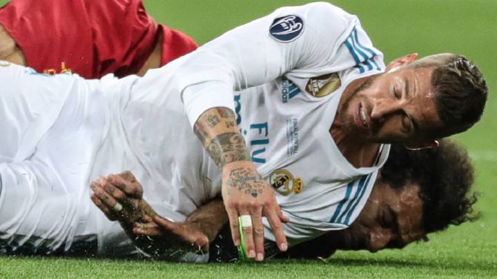 El capitán del Real Madrid, Sergio Ramos, en el momento de la lesión de Mohamed Salah (Liverpool).