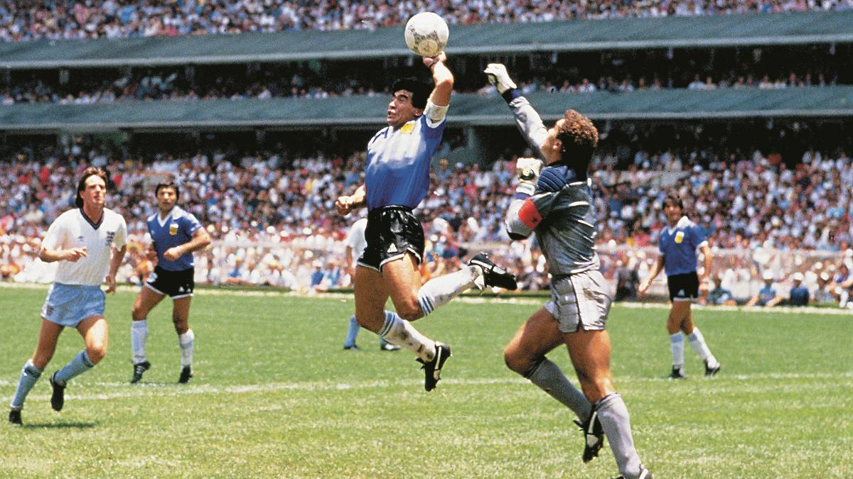 Diego Armando Maradona, marcando 'El gol de la mano de Dios' en el Argentina-Inglaterra de MÃ©xico 1986.