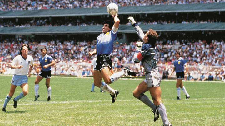 Diego Armando Maradona, marcando 'El gol de la mano de Dios' en el Argentina-Inglaterra de México 1986.