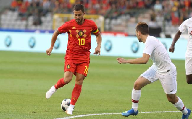 Eden Hazard deja pasar el esférico con Bélgica.