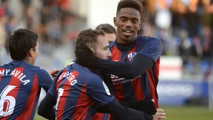 Jair Amador celebra un gol con sus compañeros en el Huesca. 