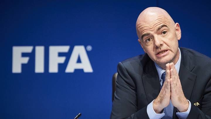 ALT: El presidente de la FIFA, Gianni Infantino, desea "revolucionar" el sistema de traspasos con un sistema de control de transparencia más sólido con "reglas claras y estrictas".