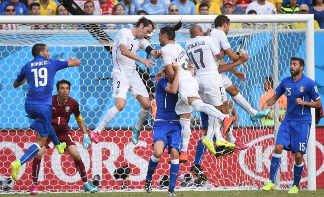 Godín marcó en el Mundial de Brasil 2010.