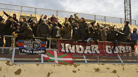 Indar Gorri ante el Mirandés.