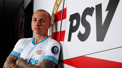 Angeliño con su nueva camiseta.