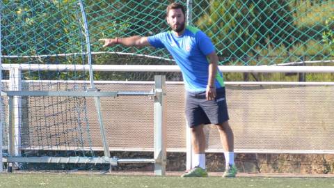 Óscar Fernández dirige un partido en las categorías inferiores del Unión Adarve.