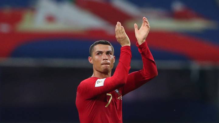 Cristiano aplaude en el partido entre Portugal y España