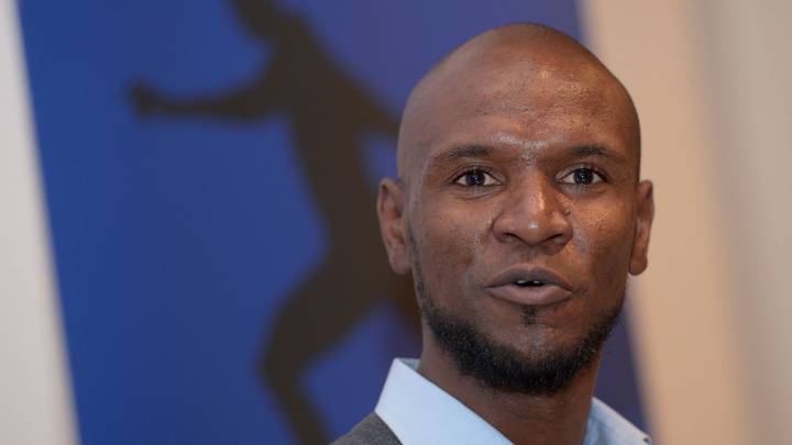Abidal y Planes llegan al Barça con cuatro personas más