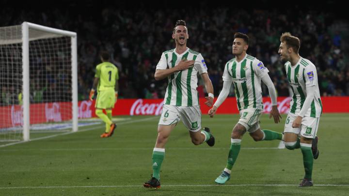 Fabián en un partido con el Betis celebrando un gol 