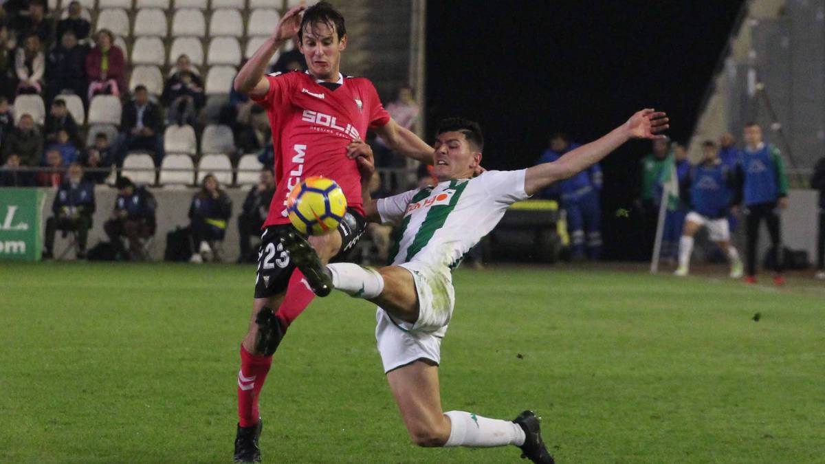 Bittolo con el Albacete en un partido contra el Córdoba