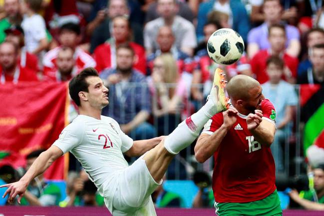 Amrabat disputa un balón con Cédric Soares en el encuentro contra Portugal.