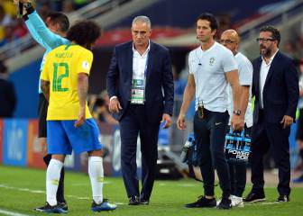Marcelo se retira lesionado durante el partido entre Serbia y Brasil del Mundial de Rusia.
