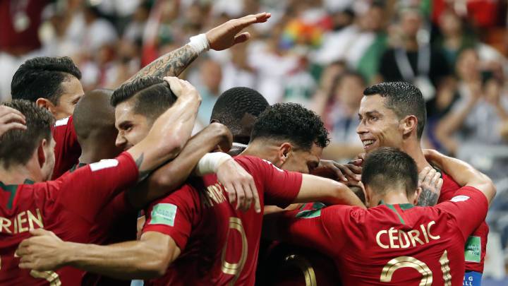 Los jugadores de Portugal felicitan y rodean a Ricardo Quaresma por su gol ante Irán.