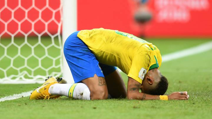 Neymar se lamenta de la eliminación de Brasil.