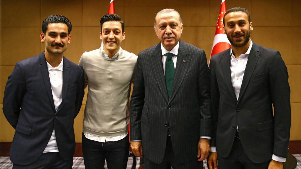La Federación pide que Özil explique sus fotos con Erdogan