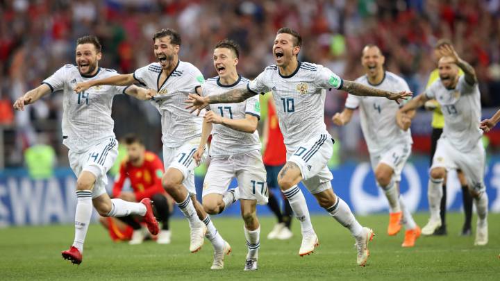 Los jugadores de Rusia celebran el pase a cuartos de final del Mundial tras derrotar a España en los penaltis de octavos.