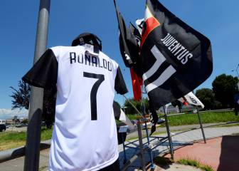 Juventus players welcome Cristiano: 