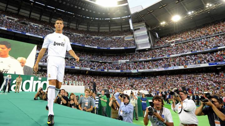 Cristiano Ronaldo: Juventus to unveil star "behind closed doors"