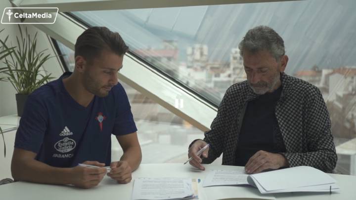 Kevin Vázquez, junto a Mouriño, presidente del Celta, firmando su renovación.