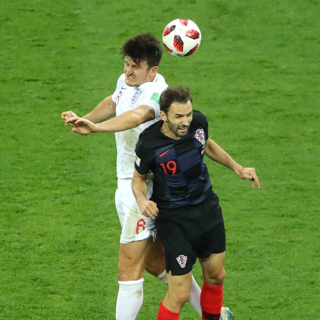 Milan Badelj pugna por un balón aéreo con Harry Maguire durante la semifinal contra Inglaterra.