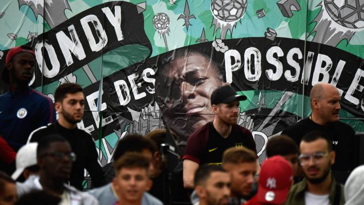 El delantero francés del PSG, Kylian Mbappé, en un cartel de su barrio, Bondy.