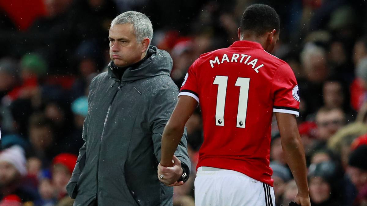 El club inglÃ©s le ha sancionado con una multa de dos semanas de suspensiÃ³n de salario y el tÃ©cnico dudÃ³ de si volverÃ¡ a entrenar con los 'red devils'.
