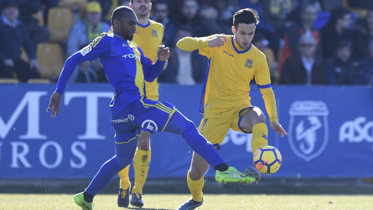 Borja DomÃnguez pelea un balón con Abdullah durante el encuentro de la Liga 1,2,3 entre Alcorcón y Cádiz.