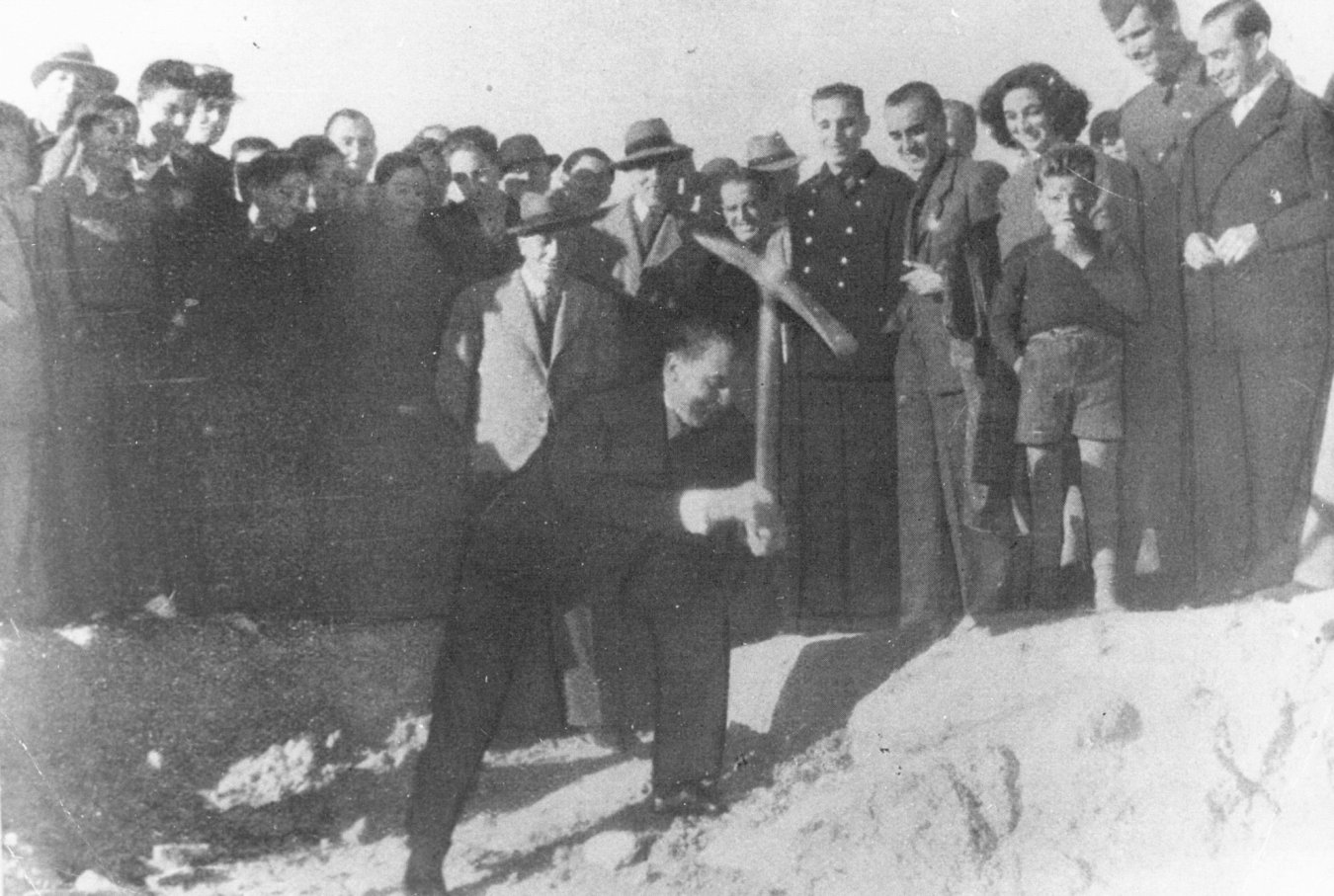 در روز 27 اکتبر 1944 سانتیاگو برنابئو مدیر اسطوره ای رئال مادرید اولین سنگ چامارتین جدید را قرار داد.