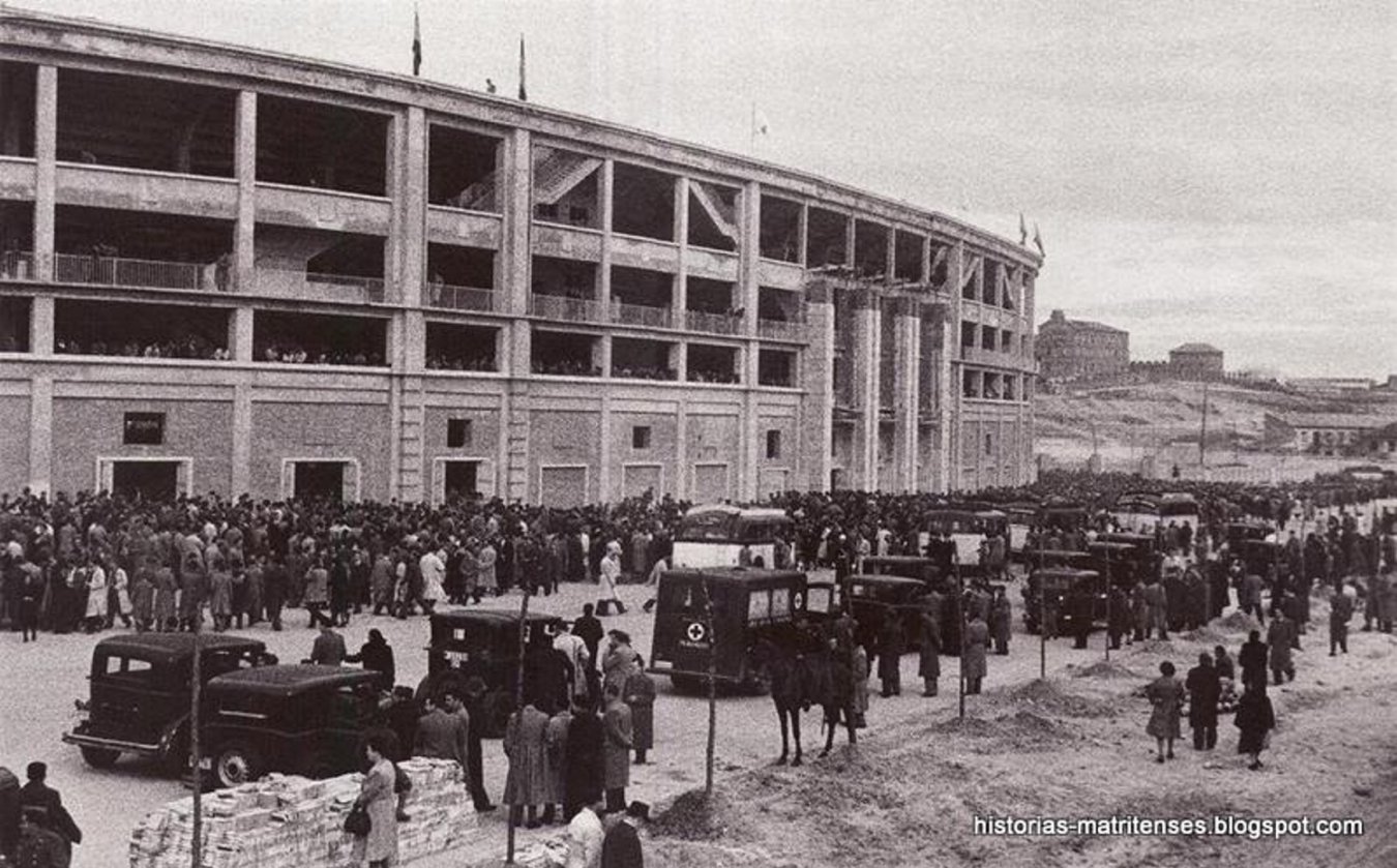 En los días de partido una multitud de coches y peatones llenaban los alrededores cuando aun no estaba terminado el Paseo de la Castellana. En la imagen, la fachada de la avenida de Concha Espina en 1948.