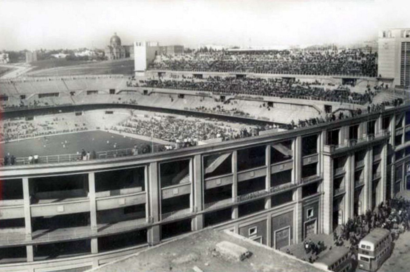 El Nuevo Estadio Chamartín se quedó pequeño ante la gran demanda de entradas. Por ello, en 1953 se produjo la primera remodelación del recinto. Se añadió el tercer anfiteatro en la grada de la calle Padre Damián (conocida como "gallinero") y también dos torres. En junio de 1954 el estadio contaba con 125.000 localidades.