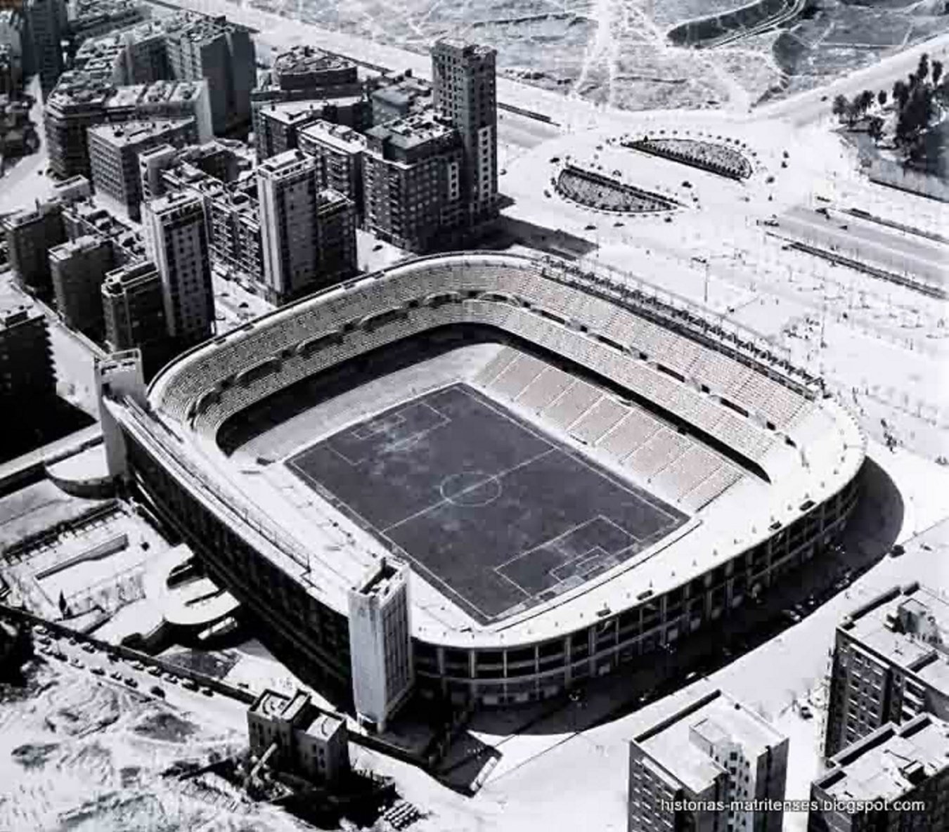 El 2 de enero de 1955 se decidió en una reunión de la junta directiva llamarlo Estadio Santiago Bernabéu.